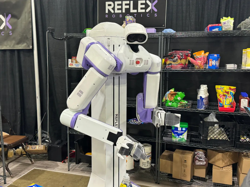 Reflex Robotics впечатлила публику роботом на колёсах, который ловко подаёт продукты по просьбе человека